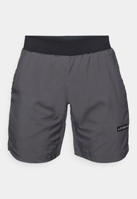 Shorts de sport gris en tissu léger avec une taille noire, des poches latérales et un petit logo de marque en bas à gauche.