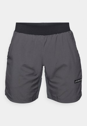Shorts de sport gris en tissu léger avec une taille noire, des poches latérales et un petit logo de marque en bas à gauche.