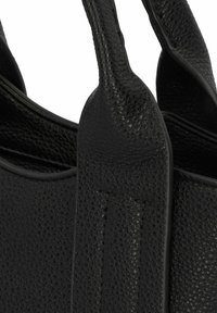 Sac en cuir noir avec une finition texturée, des poignées courtes et une conception structurée avec des détails de couture visibles.