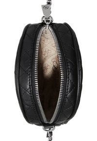 Černá prošívaná kožená taška se stříbrným zipem, kulatého tvaru a s potahem z béžového vzorovaného interiéru. Připojený stříbrný řetízek.