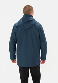 Giacca impermeabile blu navy con cappuccio, maniche lunghe e taglio dritto. Presenta una texture liscia e un design minimale.