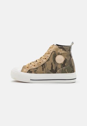 Baskets montantes en toile camouflage, avec des œillets en métal doré, semelle en caoutchouc blanc et un patch logo sur le côté. Accents texturés sur le talon.