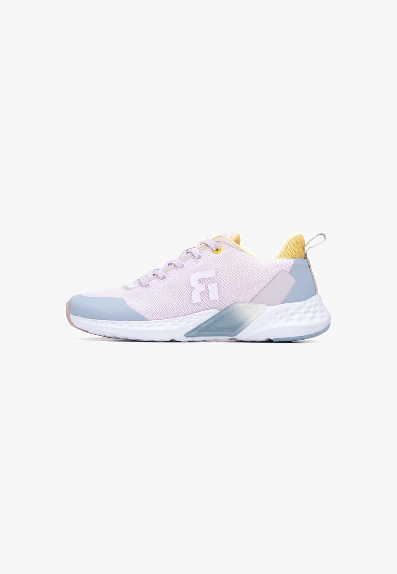 Zapatilla deportiva rosa claro con detalles grises, parte superior de malla texturizada, collar acolchado amarillo, suela blanca y logo prominente en el lateral.