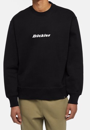 Sudadera negra de algodón, con cuello redondo y puños acanalados. Logo blanco de "Dickies" en el pecho. Diseño sencillo.