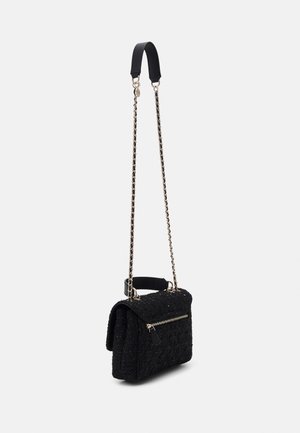 Sort tekstureret håndtaske med klap, der har en frontlomme med lynlås, metal kædestrap og et glat sort håndtag på toppen.