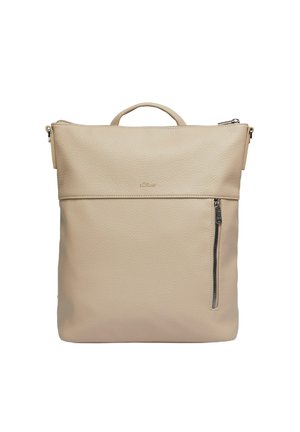Sac à dos en cuir beige avec une finition texturée, poche avant zippée, poignée supérieure et un détail de logo minimal.