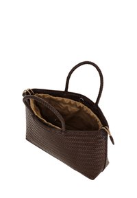 Bruine gevlochten handtas met twee gevlochten handvatten, een open bovenkant, een zachte beige voering en een binnenvak voor organisatie.