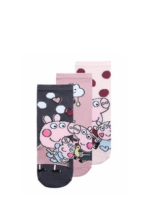 Trois paires de chaussettes colorées pour enfants avec des personnages de famille de cochons en dessin animé et des motifs de cœurs et de nuages.
