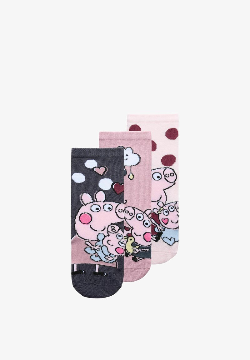 Trois paires de chaussettes colorées pour enfants avec des personnages de famille de cochons en dessin animé et des motifs de cœurs et de nuages.