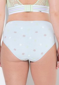 Lichtblauwe katoenen slipjes met kleine bloempatronen in het wit, groen en roze. Beschikt over een gladde textuur en een elastische tailleband.