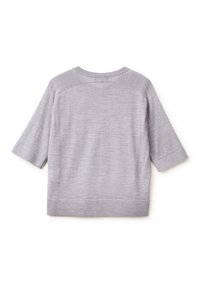 Szary, dziany sweter z krótkim rękawem, o okrągłym dekolcie i ściągaczu na dole. Gładka tekstura z delikatnymi poziomymi liniami.