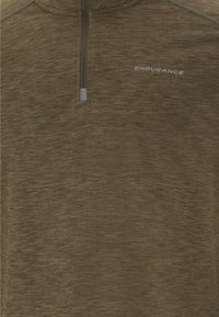 Langærmet pullover i olivengrøn med halv lynlås, glat tekstur og "ENDURANCE"-logo i reflekterende sølv på brystet.