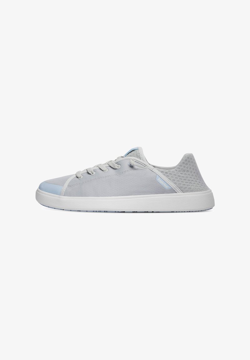 Chaussure de sport gris clair avec tige en mesh, accents bleus, bout rond, semelle plate blanche et six œillets pour les lacets. Design aéré et minimaliste.
