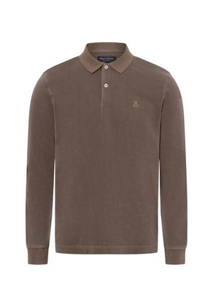 Bruine lange mouwen poloshirt met een kraag, een twee-knopen sluiting en een geborduurd "M OP" logo op de linkerborst. Glad katoen stof.