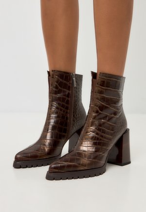 High heeled ankle boots - Platform bokacsizmák - brown