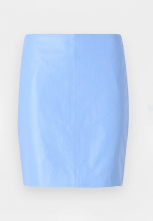 Ryškiai mėlyna mini sijonas iš lygaus, blizgaus audinio, su paprasta, prigludusia forma ir be matomų raštų ar puošmenų.