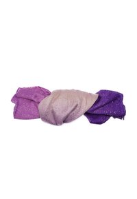 Scarf glitterato viola e rosa, attorcigliato e posato su uno sfondo bianco, che mostra la morbida texture del tessuto e i luccichii.