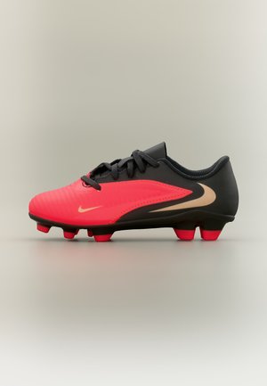 Chaussure de football Nike rouge et noire avec des lacets noirs et une virgule dorée, dotée de crampons moulés sur la semelle, présentée de profil sur un fond uni.