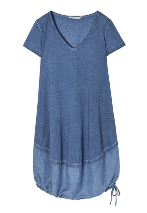 Plava pamučna haljina s kratkim rukavima i V-izrezom, s naboranim rubom na vezanje i svjetlijim plavim donjim dijelom.