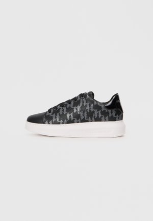 Zwarte sneakers met een houndstooth patroon, gladde leren details, zwarte veters en een witte zool met subtiele branding aan de zijkant.