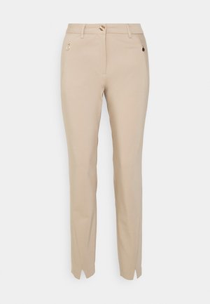 Beige slim-fit op maat gemaakte broek met voorzakken, gouden knoopsluiting, riemlussen en voorste zoomsplitsingen op een effen achtergrond.