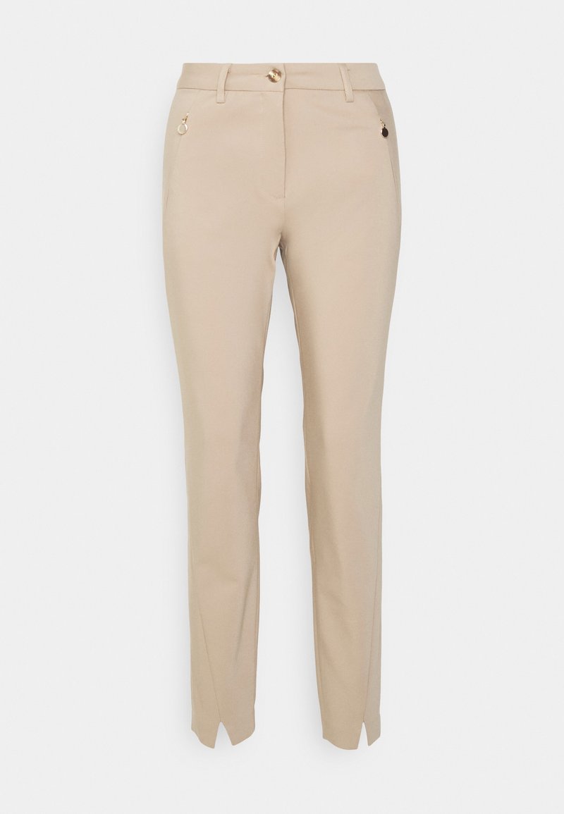 Pantalon beige slim fit sur mesure avec poches avant, fermeture à bouton doré, passants pour ceinture et fentes à l'ourlet avant sur fond uni.