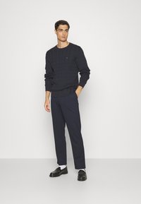 Tommy Hilfiger CLASSIC CABLE CREW NECK - Jumper - desert sky