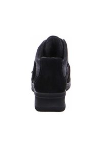 Schwarze Knöchelstiefel mit einer glatten Lederoberfläche und Wildlederakzenten. Der Zungen- und der hintere Teil sind strukturiert, mit einem gepolsterten Innenbereich und niedriger Absätze.