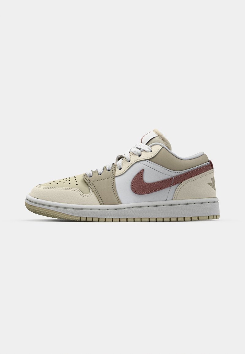 Baskets en cuir beige avec des accents blancs et beige clair, présentant le swoosh Nike maroon, un nez perforé et des lacets blancs.
