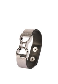 Pulsera de cuero en gris claro y negro, con un diseño de hebilla metálica plateada brillante y dos botones de presión decorativos.