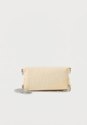 Pochette rectangulaire beige à texture douce, fermeture éclair en métal et une chaîne argentée enroulée à côté, sur un fond blanc.