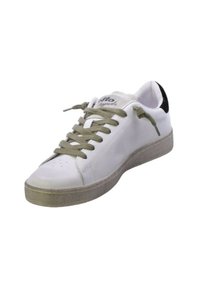 Sneaker bianco in pelle con lacci verde oliva e suola beige texturizzata. Presenta un accento nero sul tallone e perforazioni sulla punta.