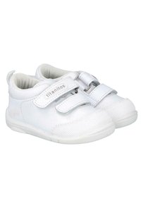 Zapatillas blancas con parte superior de cuero suave, correas de velcro y suelas de goma texturizadas. Diseño minimalista y forma de punta redonda.