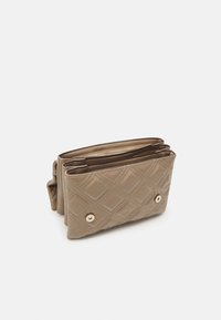 Beige prošívaná peněženka obdélníkového tvaru, s diamantovým vzorem a zlatými patentkami. Interiér s několika přihrádkami.