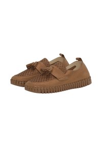 Zapatos marrones sin cordones hechos de un material texturizado con un patrón tejido, que cuentan con borlas en la parte delantera y una suela de goma gruesa.