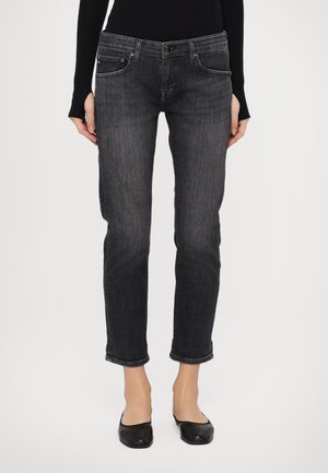 Jeans de mezclilla negros de corte slim, con una cintura de altura media, cinco bolsillos y un dobladillo recortado con ligeros detalles de desgaste.