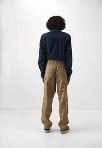 Carhartt WIP DOUBLE KNEE PANT - Bukser - sable