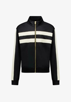 Zwarte jas met rits, voorzien van twee witte horizontale strepen over de borst en witte strepen langs de mouwen, met een hoge kraag en geribde manchetten.