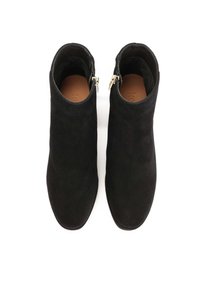 Botas de tobillo de ante negro con un diseño elegante, que presentan una punta redonda y cremalleras laterales. Textura suave con acentos de hardware mínimos.