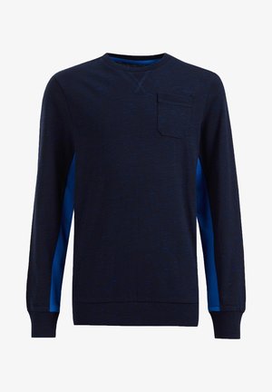 Granatowy sweter z długim rękawem, z kieszenią na piersi oraz jasnoniebieskimi panelami pod rękawami i po bokach.