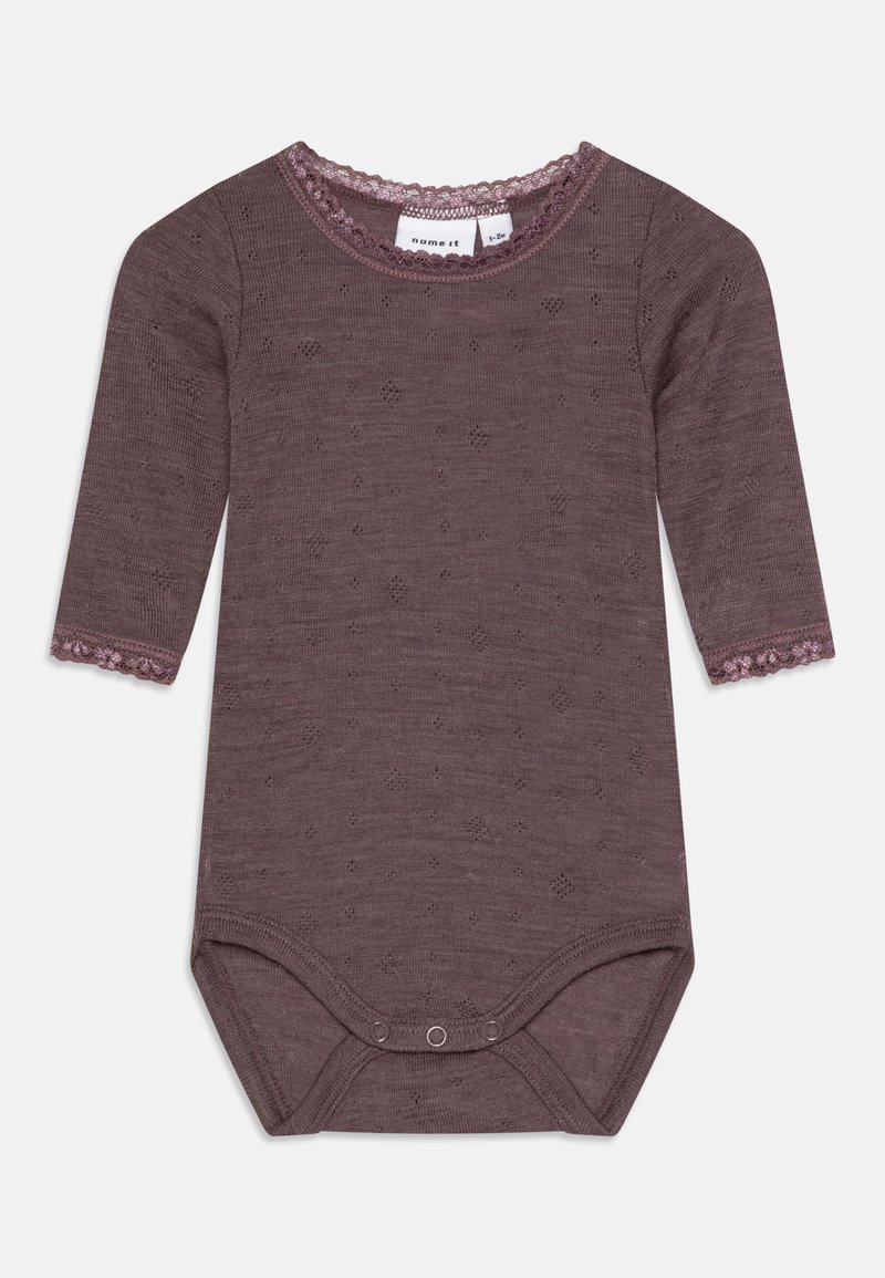 Hnědý bodysuit s dlouhým rukávem a krajkovým lemem na výstřihu a rukávech, který má texturovaný pletený vzor a patentky na spodní části.