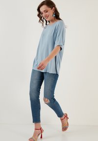 LELA LOOSE FIT - Basic póló - baby blue