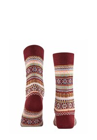 Czerwone skarpetki z wielokolorowym, wzorzystym designem, przedstawiającym geometriczne kształty, płatki śniegu i paski, wykonane z miękkiego, teksturowanego materiału.