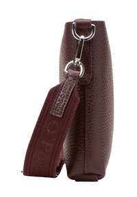 Bordeaux gekleurde leren tas met een smalle rechthoekige vorm, voorzien van een stevige metalen clip en een bijpassende geweven schouderband.