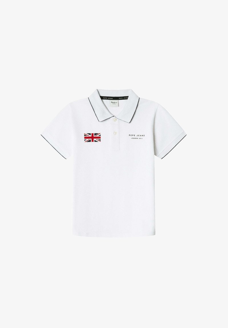 Bela polo majica od pamuka s tamnoplavljim detaljima, koja sadrži otisnutu britansku zastavu i logotip brenda na lijevoj strani prsa.
