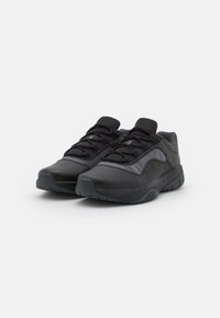 Scarpe sportive nere realizzate in materiale testurizzato, dotate di punta rinforzata, colletto imbottito e suola in gomma. Forma arrotondata e dettagli in rete traspirante.