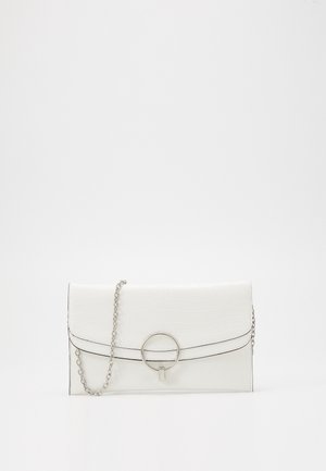 Pochette blanche texturée avec fermoir circulaire argenté et chaîne argentée sur fond blanc.