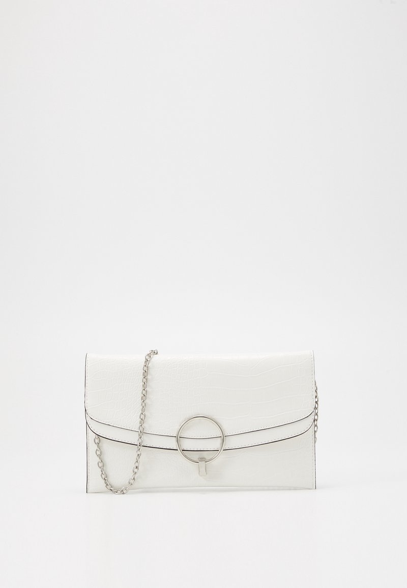 Pochette blanche texturée avec fermoir circulaire argenté et chaîne argentée sur fond blanc.