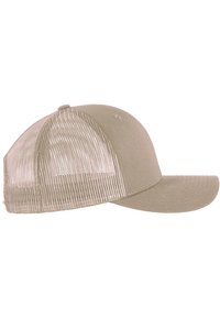 Cappello khaki con pannello frontale solido, retro in rete, visiera curva e cinturino regolabile per una vestibilità ottimale. Tessuto testurizzato con design traspirante.
