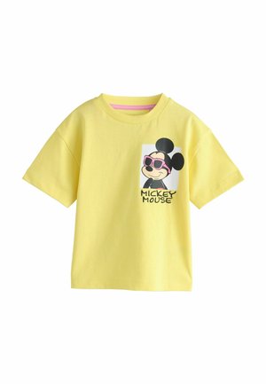 Gele T-shirt met korte mouwen met een afbeelding van Mickey Mouse die een roze zonnebril draagt en de tekst "Mickey Mouse" onder de afbeelding.